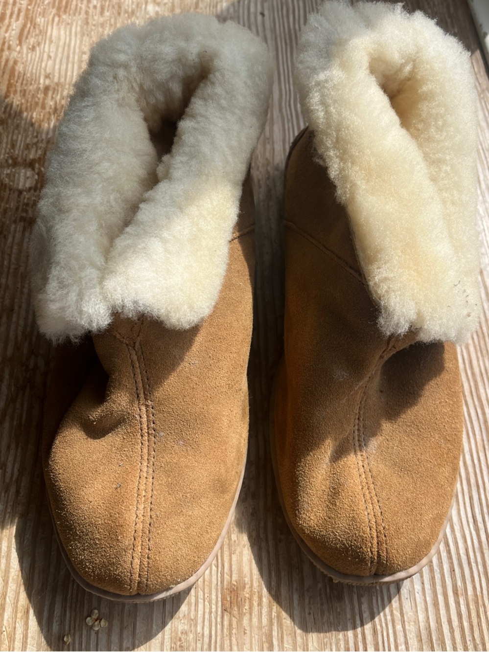 Minnetonka Men's Suede Shearling Slippers in Brown with Cream Collar